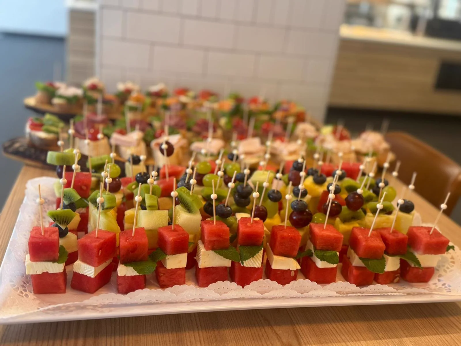 Frische Frucht- und Käsehäppchen auf einer großen Platte