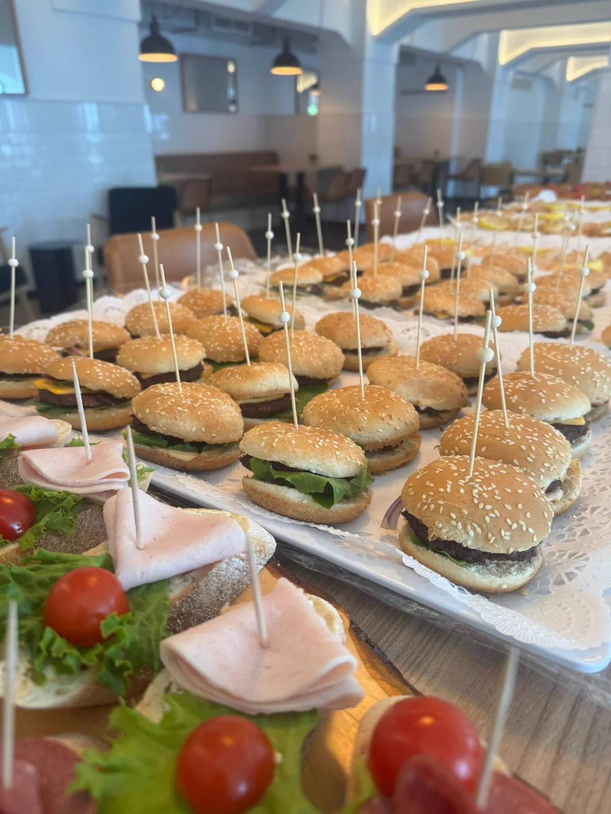 Mini-Burger und frisch angerichtetes Fingerfood der Hafenkantine