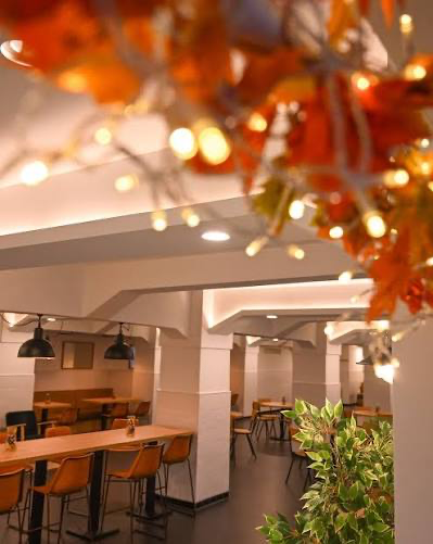 Innenraum der Hafenkantine mit Tischen und warmer Beleuchtung